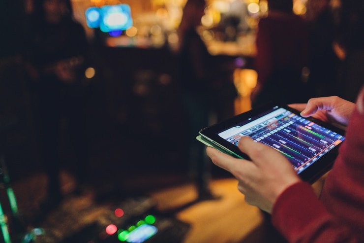 lunatigel live dealer table interface on mobile screen showing dealer and betting options